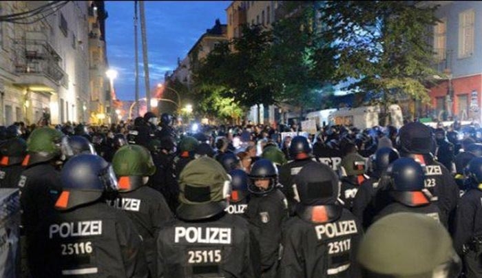 Κόλαση στο Βερολίνο: Συγκρούσεις διαδηλωτών με 123 αστυνομικούς τραυματίες (βίντεο)
