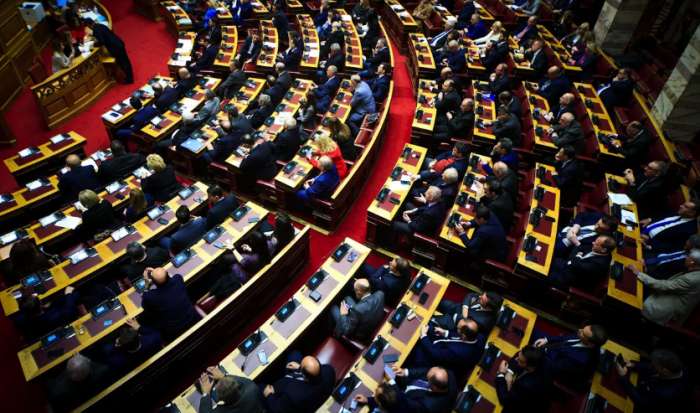 Ομόφυλα ζευγάρια: Την 1η Φεβρουαρίου στη Βουλή το νομοσχέδιο – Τα γαλάζια σενάρια μπροστά στην ψηφοφορία