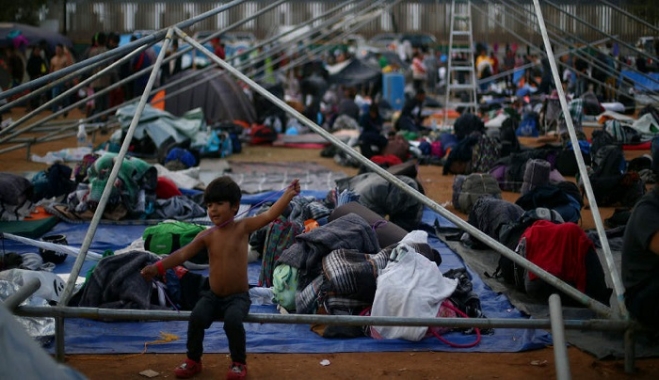 Δεν συγκινείται ο Τραμπ: Επ’ αόριστον κράτηση για όσους οικογένειες με παιδιά περνούν παράνομα τα σύνορα