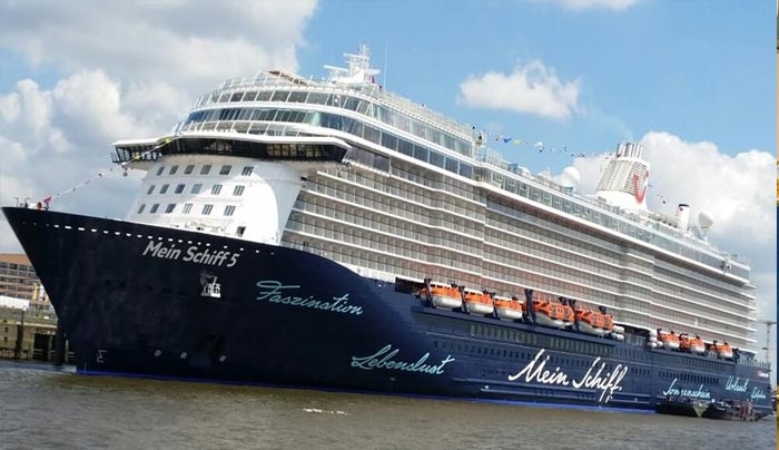 Στον Πειραιά η ναυαρχίδα της TUI, Mein Schiff 5 (photo)