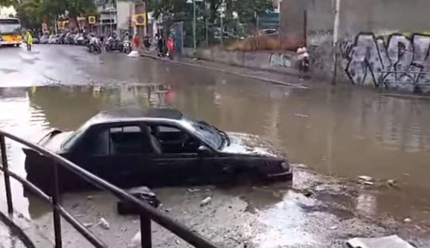 Ισχυρό μπουρίνι στη Θεσσαλονίκη: &quot;Βυθίστηκαν&quot; αυτοκίνητα - Απομακρύνουν τα νερά με σκούπες από καταστήματα [Βίντεο]