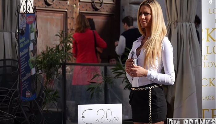 Καυτή ξανθιά πουλάει κάτι σε 4πλάσια τιμή από έναν άνδρα. Ποιος ξεπούλησε; (Βίντεο)