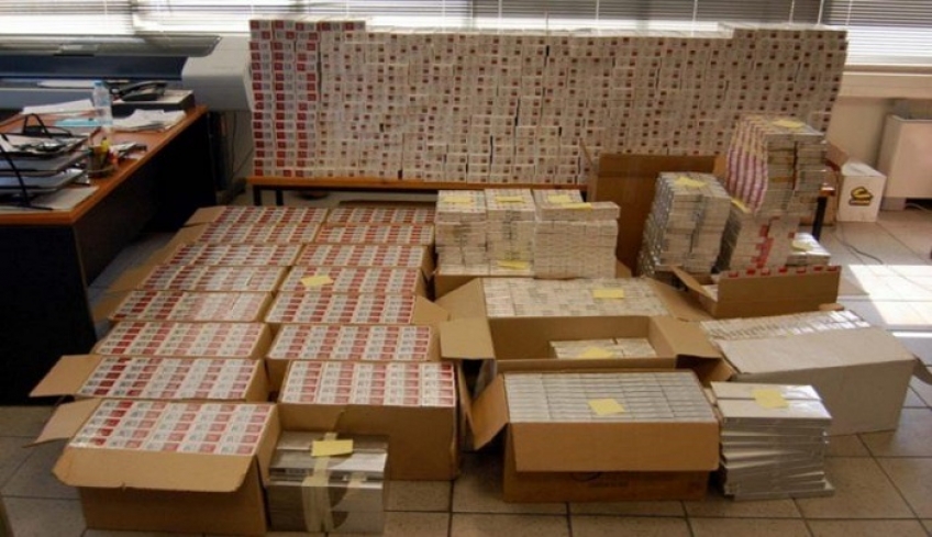 Αττική: Κατασχέθηκαν πάνω από 165.000 πακέτα τσιγάρα σε αποθήκη στη Μαγούλα
