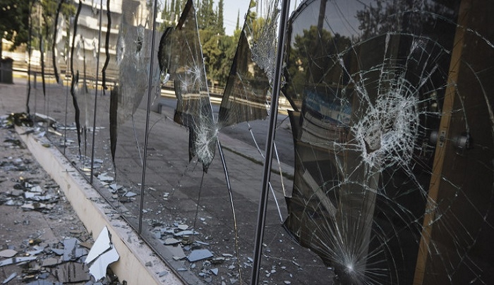 Επίθεση του Ρουβίκωνα στην ΕΔΕΥ -Εσπασαν τζαμαρίες, πέταξαν μπογιές