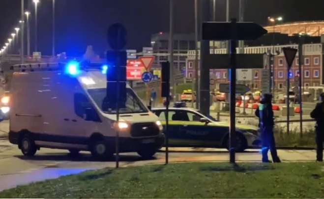Θρίλερ στο αεροδρόμιο του Αμβούργου: Ένοπλος έσπασε με το όχημά του την πύλη - Κρατά όμηρο την 4χρονη κόρη του