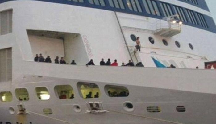 Γαλλία: Μετανάστες κατάφεραν να ανέβουν σε φεριμπότ στο λιμάνι του Καλαί