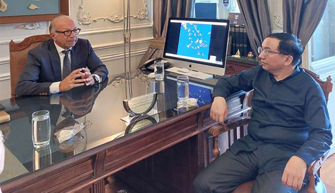 Τον Πρέσβη της Κίνας στην Ελλάδα, κ. Fang Qiu, υποδέχθηκε σήμερα, Παρασκευή 1η Αυγούστου 2025, στο γραφείο του, ο Χωρικός Αντιπεριφερειάρχης Κυκλάδων κ. Γιώργος Λεονταρίτης.