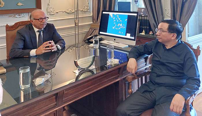 Τον Πρέσβη της Κίνας στην Ελλάδα, κ. Fang Qiu, υποδέχθηκε σήμερα, Παρασκευή 1η Αυγούστου 2025, στο γραφείο του, ο Χωρικός Αντιπεριφερειάρχης Κυκλάδων κ. Γιώργος Λεονταρίτης.