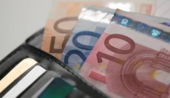 Μείωση του αφορολογήτου των 9.550 ευρώ ζητούν οι θεσμοί