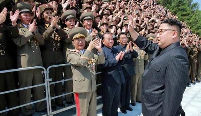 Επί ποδός πολέμου η Βόρεια Κορέα: Ο Κιμ Γιονγκ Ουν δοκίμασε νέο υπερόπλο