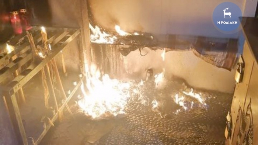 Επικίνδυνη φωτιά από κεριά στην  Παναγιά Τσαμπίκα