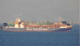 Φωτιά Blue Carrier 2 : Οδηγήθηκε ρυμουλκούμενο προς Ελευσίνα – Δείτε το ανοιχτά του Πειραιά [video]