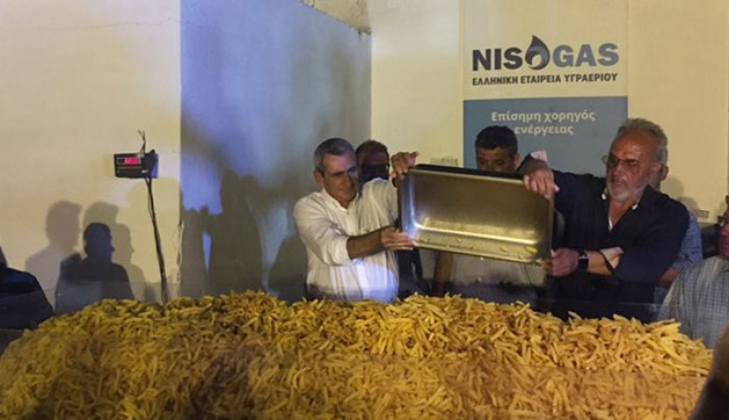 Στη Νάξο τηγάνισαν 625 κιλά πατάτες και κατέρριψαν το ρεκόρ Γκίνες!