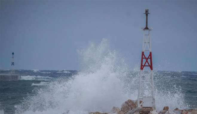 Ισχυροί άνεμοι στο λιμάνι (φωτογραφία αρχείου)  ΘΑΝΑΣΗΣ ΔΗΜΟΠΟΥΛΟΣ / EUROKINISSI