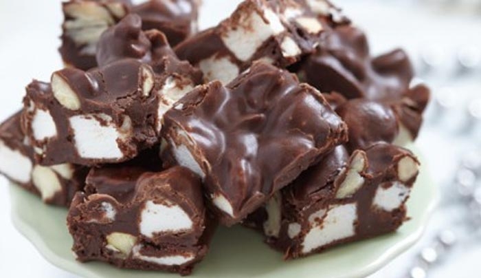 Fudge σοκολάτας με αμύγδαλα και marshmallows