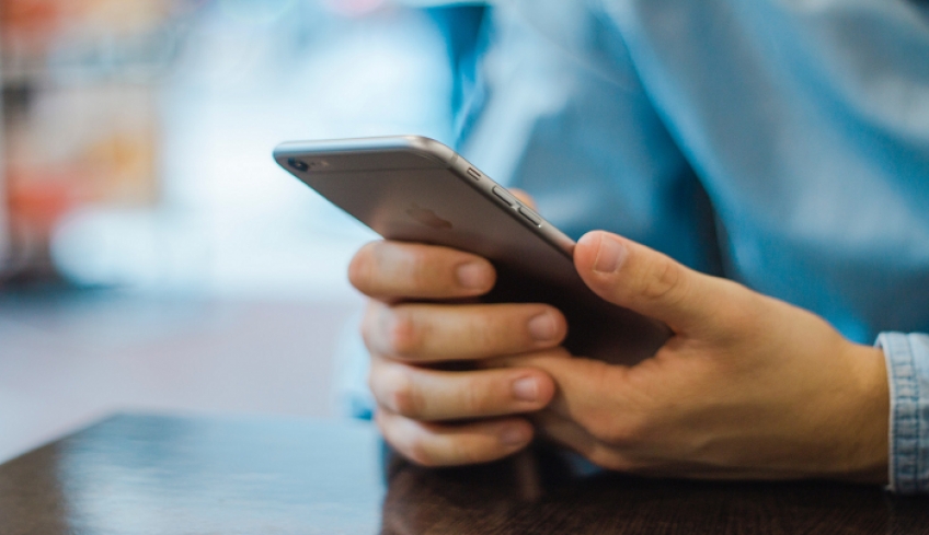 Νέα έρευνα για κορονοϊό: Επιβιώνει έως και 28 ημέρες στην οθόνη του κινητού