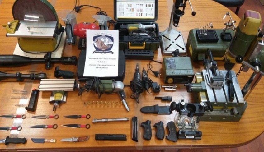 Καλλιθέα: Σύλληψη «οπλουργού» – Πουλούσε όπλα στη «μαύρη» αγορά