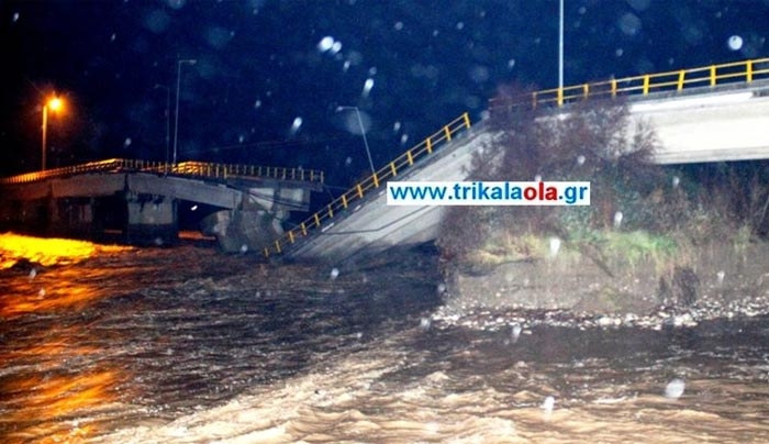 Έπεσε η γέφυρα του Πηνειού στη Διάβα Καλαμπάκας