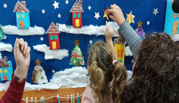 Γονείς και μαθητές του Παιδικού Σταθμού Αντιμάχειας, τραγούδησαν,έφτιαξαν κατασκευές & ευχήθηκαν για τις φετινές γιορτές!