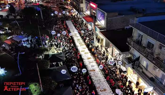 Έγινε του... φλουριού: Στο Περιστέρι η βασιλόπιτα - γίγας ζύγιζε 5 τόνους, κόπηκε σε 50.000 κομμάτια και μοίρασε 200 πρωτοχρονιάτικα δώρα