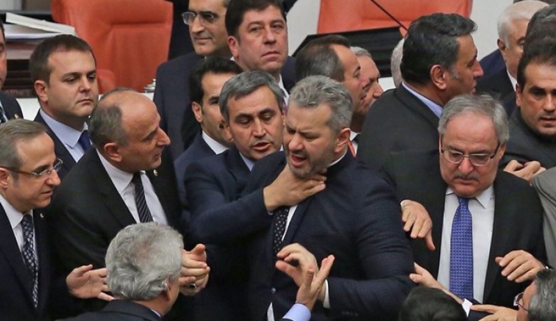 Ξύλο στην τουρκική βουλή: Πιάστηκαν χέρια μέλη των δυο μεγάλων κομμάτων [βίντεο]
