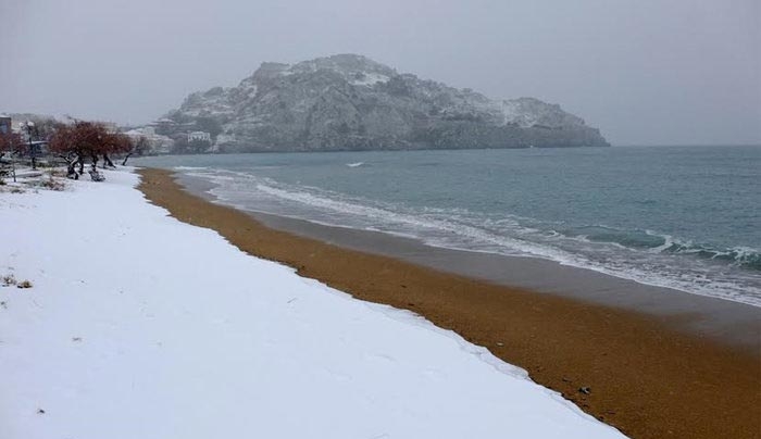 Εντυπωσιακές εικόνες – Χιόνια και στις παραλίες!