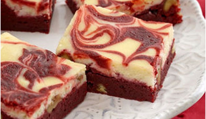 Κόκκινα brownies με κρέμα τυριού