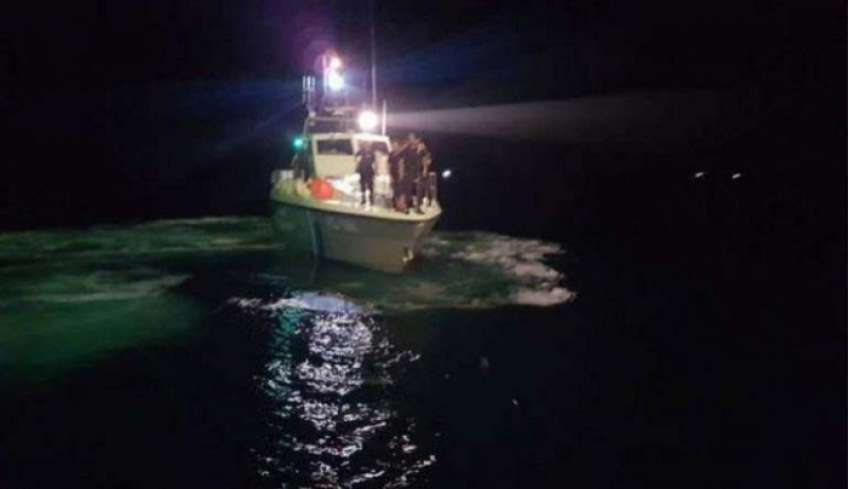 Αποβίβαση παράνομων μεταναστών στην Κρητηνία - Οι διακινητές τους πέταξαν στη θάλασσα κι εξαφανίστηκαν