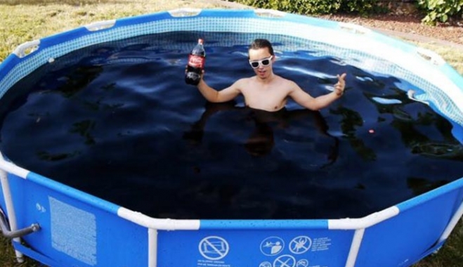 Βίντεο: Τι θα συμβεί αν κάνετε μπάνιο σε μια πισίνα γεμάτη 5678 λίτρα Coca-Cola, 90 κιλά πάγο και έναν κουβά με Mentos;