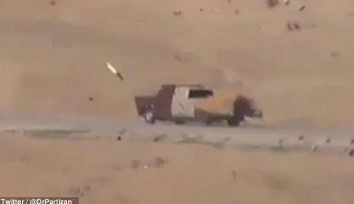 Η στιγμή που Κούρδοι ανατινάζουν αυτοκίνητο βομβιστών αυτοκτονίας του ISIS (βίντεο)