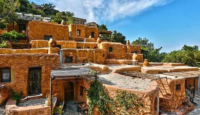 Κρητικοί ξενοδόχοι έκαναν τη διαφορά και οι τουρίστες κάνουν ουρά: Αναπαλαίωσαν σπιτάκια 300 ετών και δεν έβαλαν ρεύμα [εικόνες]