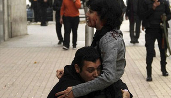 Κάιρο: Συγκλονίζουν οι εικόνες με τη διαδηλώτρια που πέφτει νεκρή