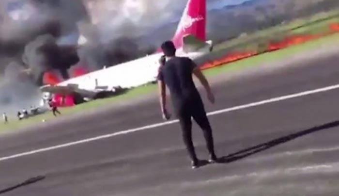 Τρόμος στον αέρα! Αεροπλάνο τυλίχθηκε στις φλόγες - Βγήκε από τον αεροδιάδρομο [βίντεο]