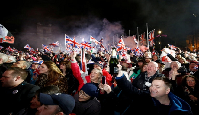 Ξέφρενο γλέντι στο Λονδίνο για το ιστορικό Brexit! Ολονυχτία και θλίψη για τους ευρωπαϊστές