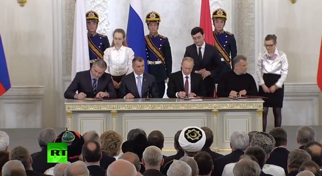 Ο Πούτιν υπογράφει την… κλοπή της Κριμαίας (photo)