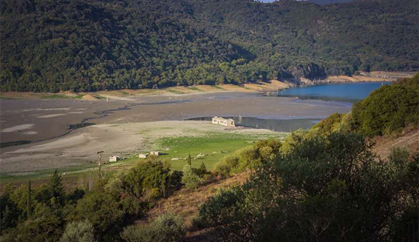 Άρτα: Η ξηρασία αποκάλυψε βυθισμένο οικισμό στην τεχνητή λίμνη του Πουρναρίου