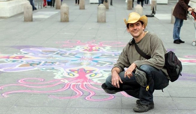Καλλιτέχνης δημιουργεί πίνακες από πολύχρωμη άμμο (ΦΩΤΟ)