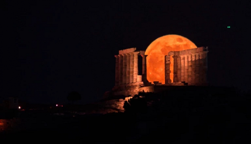 Μάγεψε η υπερπανσέληνος του Μαΐου - Εντυπωσιακές εικόνες από τον ναό του Ποσειδώνα