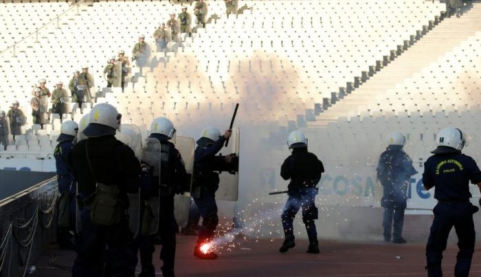 Εικόνες ντροπής στον τελικό του Κυπέλλου Ελλάδας! Ξύλο, φωτιές και χημικά [pics, vids]
