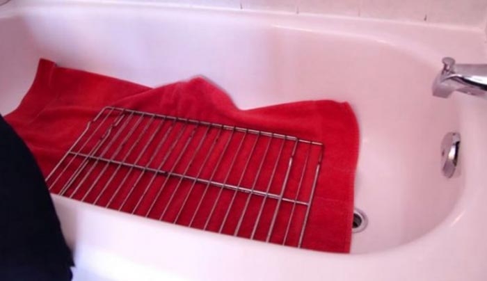 Βίντεο: Ρίχνει τη Βρώμικη σχάρα στη μπανιέρα και τη γεμίζει με νερό και… Αυτό το κόλπο θα σας λύσει τα χέρια!