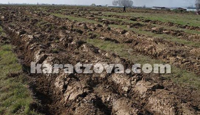 Κάτοικοι της Πέλλας όργωσαν τη γη για να μην στηθούν σκηνές προσφύγων -Ακατάλληλος πλέον ο χώρος [εικόνες]