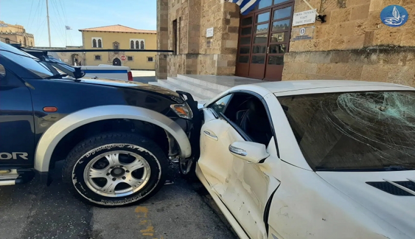 Υπαστυνόμος Β᾽ κατέστρεψε το αυτοκίνητο του Αστυνομικού Διευθυντή της Α᾽ Αστυνομικής Διεύθυνσης Δωδεκανήσου (video)