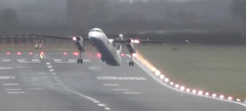 Δραματικές εικόνες στη Βρετανία: Πιλότος σήκωσε το αεροπλάνο με το... πλάι εν μέσω σφοδρής ανεμοθύελλας [βίντεο]