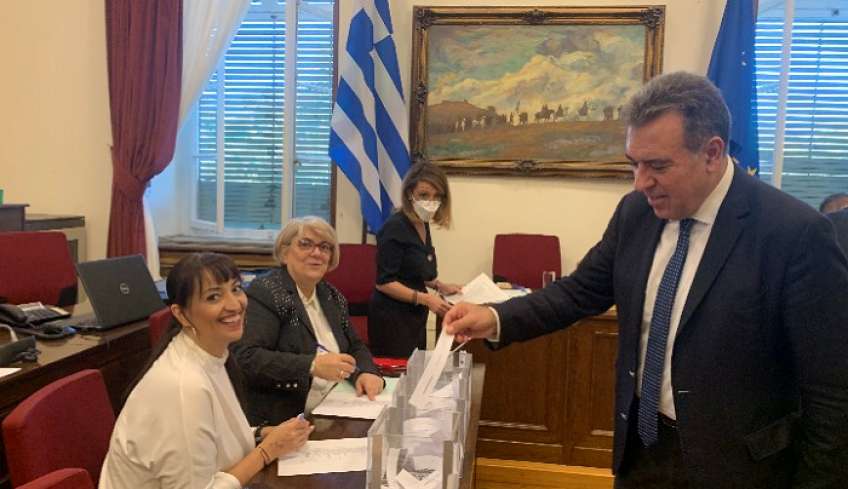 Με τη διακομματική στήριξη ο Μάνος Κόνσολας επανεξελέγη Πρόεδρος της Επιτροπής Περιφερειών της Βουλής