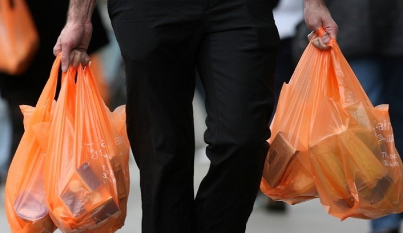 Χρήσιμος οδηγός: Πού δεν θα χρεώνονται οι πλαστικές σακούλες - Τι αλλάζει για τις επιχειρήσεις