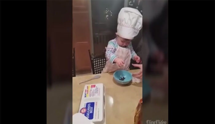 Η Μικρότερη Chef είναι μόλις 16 μηνών και μαγειρεύει (Video)