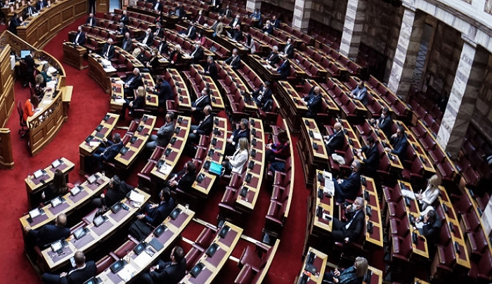 Βουλή: Ψηφίστηκε το νέο πλαίσιο για τις δημόσιες συμβάσεις