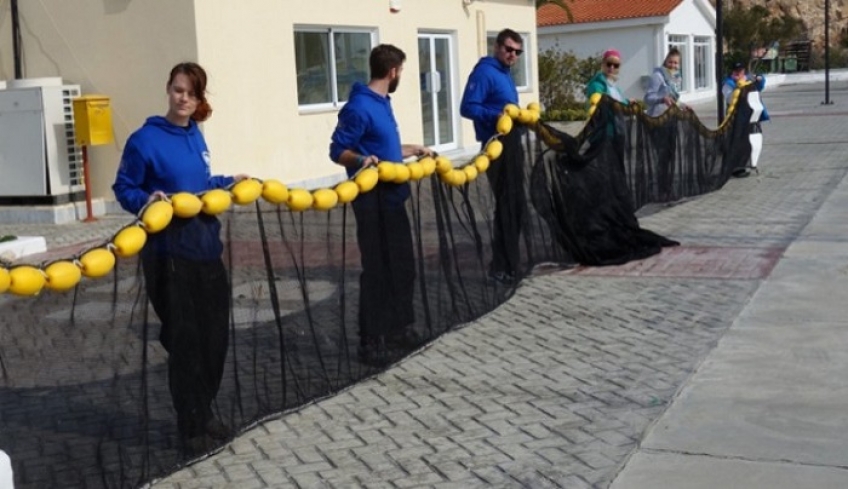 Επαναστατική τράτα σαρώνει πλαστικά απορρίμματα από τα νερά του Αιγαίου