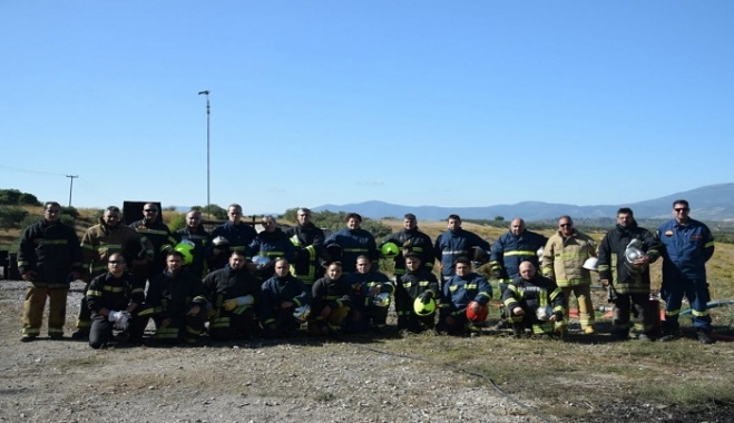 Δύο εθελοντές πυροσβέστες της Πυροσβεστικής Υπηρεσίας Κω, ο Αλέξης Παντελίδης και ο Ρένος Πατάκος στην εκπαίδευση &quot;ΠΥΡΚΑΓΙΕΣ ΑΕΡΙΩΝ ΚΑΥΣΙΜΩΝ&quot; στο Σχηματάρι