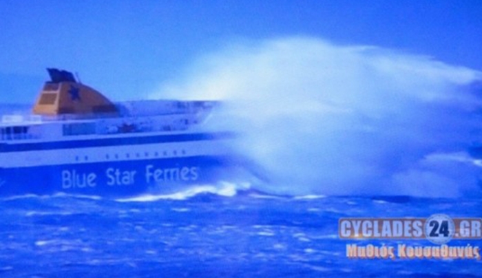 Απίστευτες εικόνες στο Αιγαίο – Πλοίο δίνει μάχη με τα κύματα - ΒΙΝΤΕΟ
